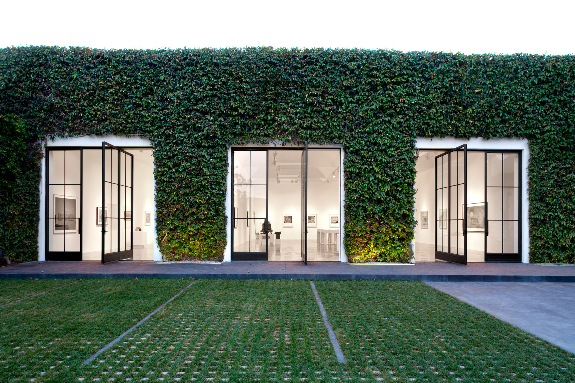 Green living wall at Pace Gallery in Los Angeles