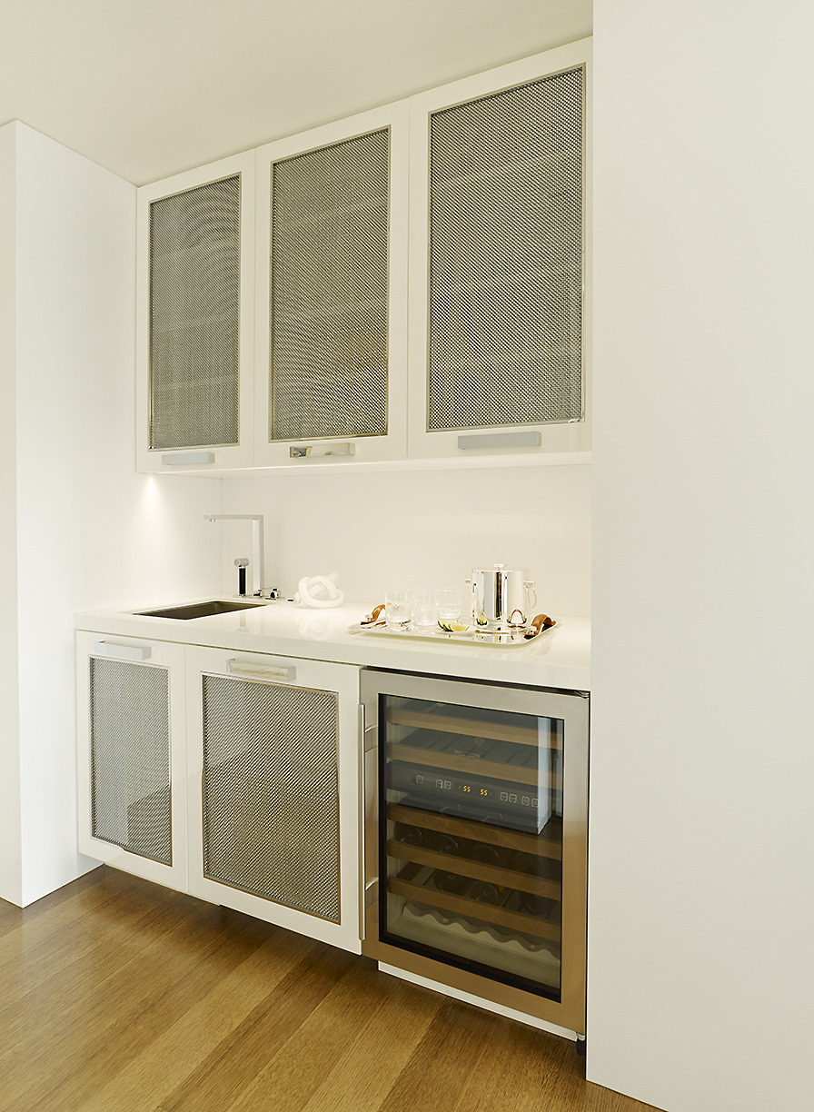 Classical Park Avenue, Wet bar with wine refrigerator Photography by Costas Picadas